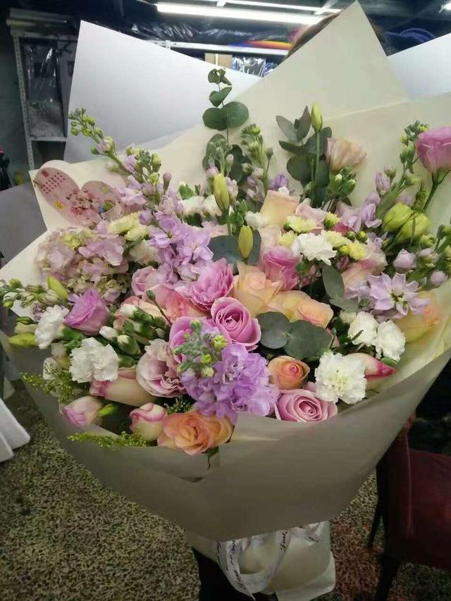 鲜花店老板娘（鲜花店老板娘进货有多累）